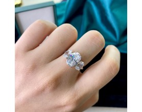 EGG-SHAPED WHITE ZIRCONIUM RING