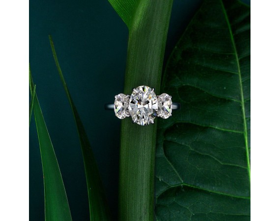 EGG-SHAPED WHITE ZIRCONIUM RING