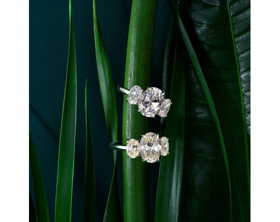 EGG-SHAPED WHITE ZIRCONIUM RING